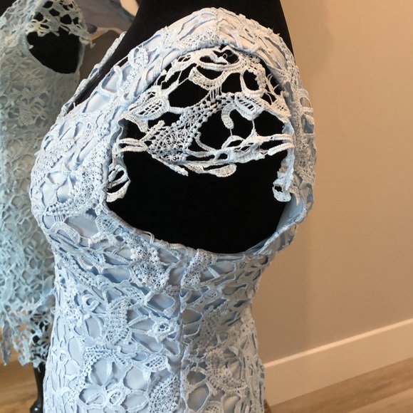 Light blue lace medium v neck dress - Picture 4 of 5